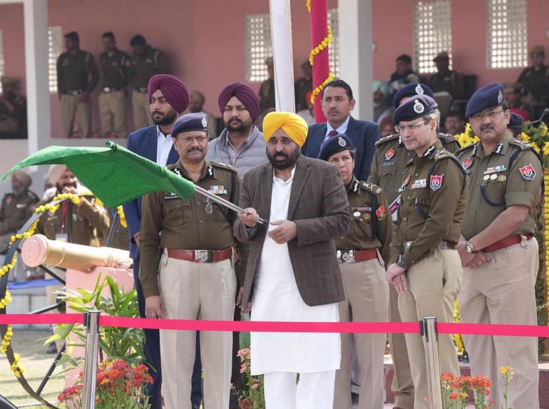 CM Maan Flags off 410 Hi-Tech new vehicles for SHO&39;s