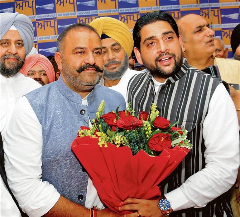 Punjab : Aam Aadmi Party MP Sushil Rinku and MLA Sheetal Angural join BJP