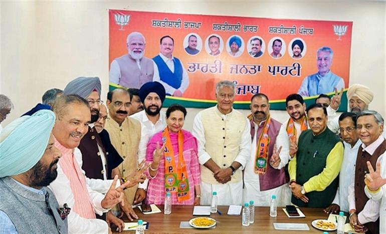 Several top leaders from Patiala Join BJP in the presence of Preneet Kaur & Jakhar in Chandigarh