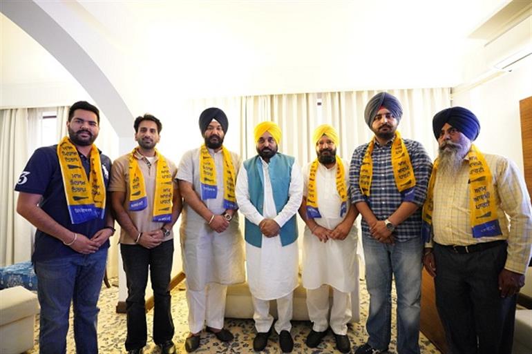 Another jolt to Akali Dal Badal, Aam Aadmi Party gains more strength in Amritsar Lok Sabha constituency