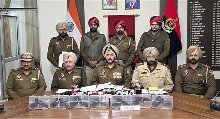 Two operatives of cross-border arms smuggling network held with 7 pistols in Amritsar