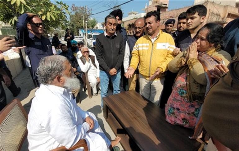 'Take strict action in the case of drunk police officer hitting an e-rickshaw'