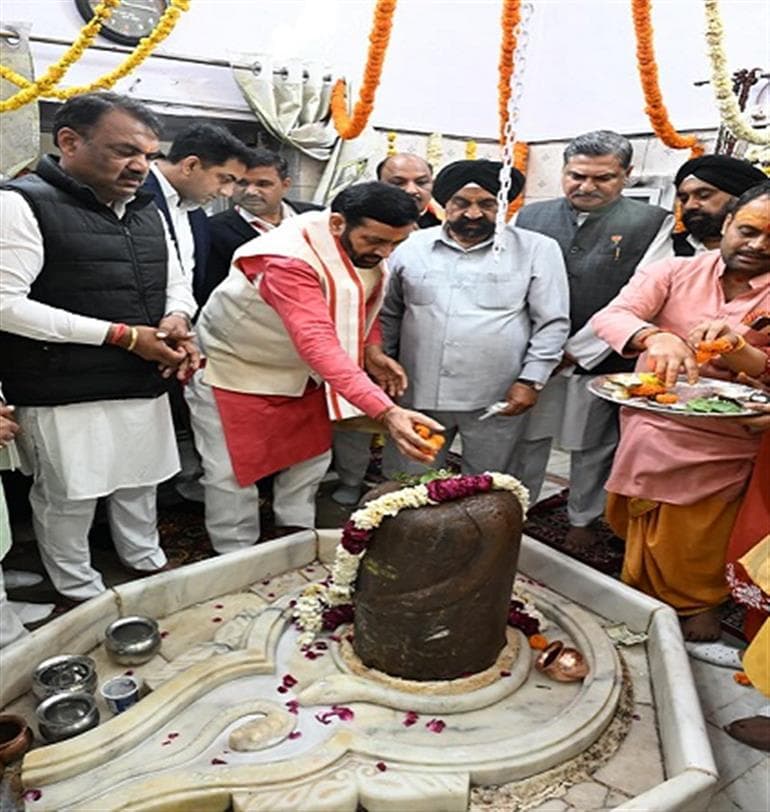 CM offers prayers at Nalhar Mahadev Temple on Mahashivratri
