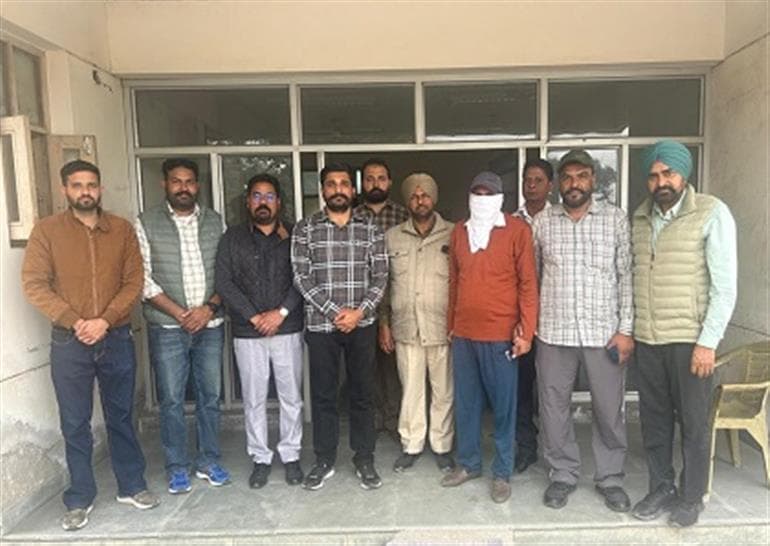 VB nabs Junior Engineer red handed accepting bribe of Rs 4000