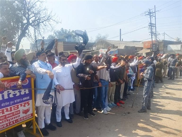 AAP Leaders Show Black Flags to Haryana CM Saini in Amritsar
