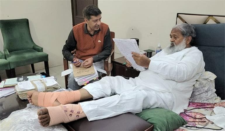 The pace of the govt is determined by the pace of files. If files stop, govt work stops - Vij