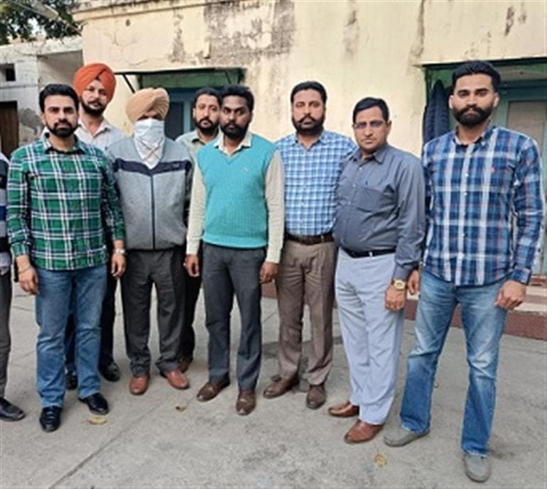 VB nabs SI red handed accepting bribe of Rs 50,000