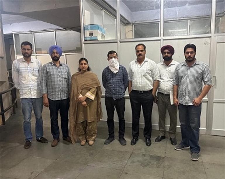 Vigilance Bureau nabs Drug Inspector red handed accepting bribe of one lakh