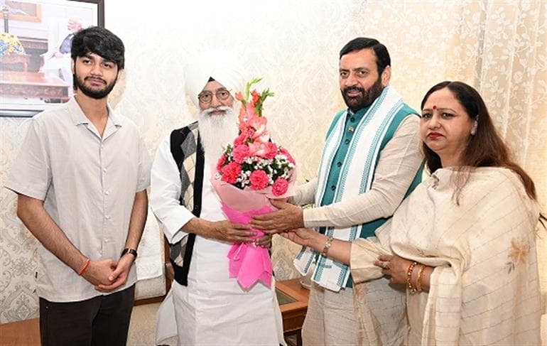 Dera Beas chief Baba Gurinder Singh Dhillon pays a courtesy visit to CM Saini