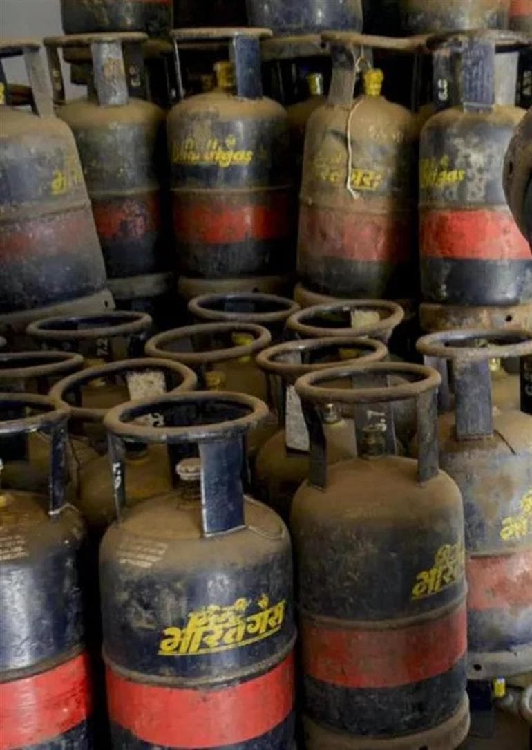 New Financial Year Begins with Price Hikes, Commercial LPG Gets Costlier Up to ₹218 Starting Today