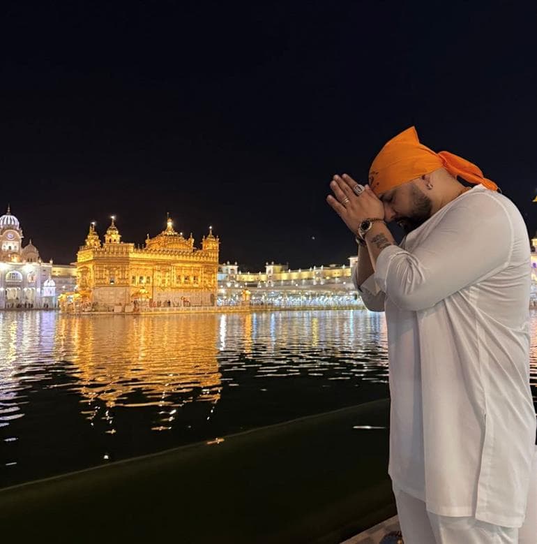 B Praak Visits Golden Temple, Offers Prayers; Pictures Go Viral