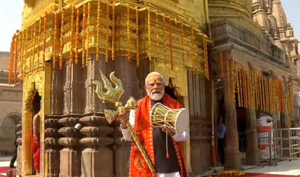 PM Modi Offers Prayers at Kashi Vishwanath Temple, Holds Grand Roadshow in Varanasi
