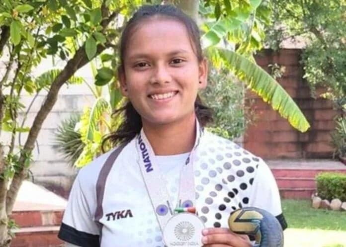Seoni’s Nausheen Naz Rises Against Odds to Shine as U-18 Hockey Star 