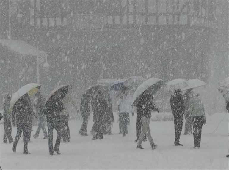 Himachal: Season’s First Heavy Snowfall Brings Cheer to Shimla, Tourists Rush In