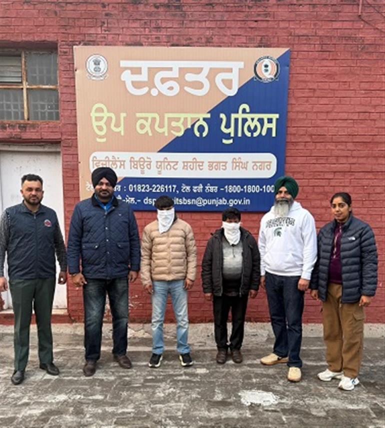 Vigilance Bureau nabs Rent Collector and Peon red handed accepting bribe of Rs 18K