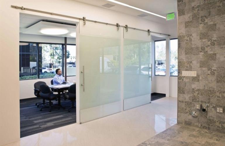 Choosing the Right Glass Sliding Fitting for High Traffic Areas 