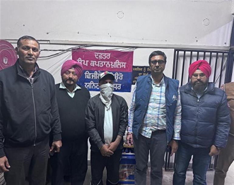 VB nabs  Parminder Singh, brother of Kanungo red handed accepting bribe of Rs 20K