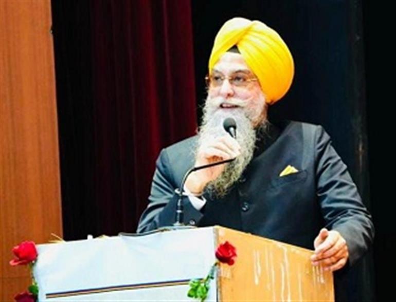 Speaker extends best wishes to student Ranvir Singh Sachdeva for contributing in AI technology