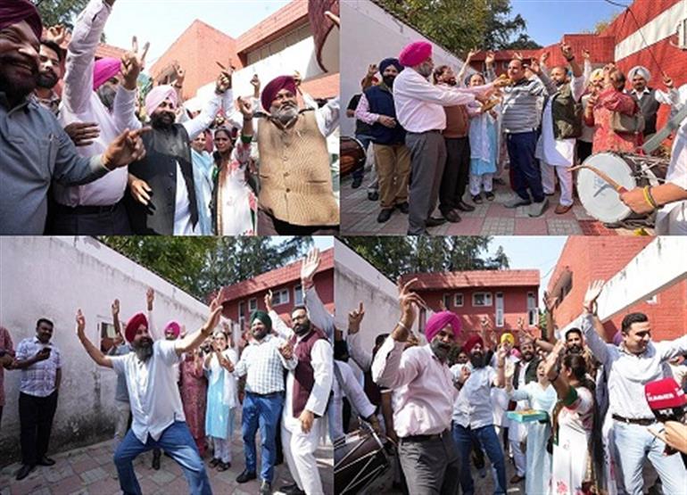 AAP Punjab Celebrates Court's Verdict in Favour of Kejriwal and AAP Leaders with Festive Fervour in Chandigarh
