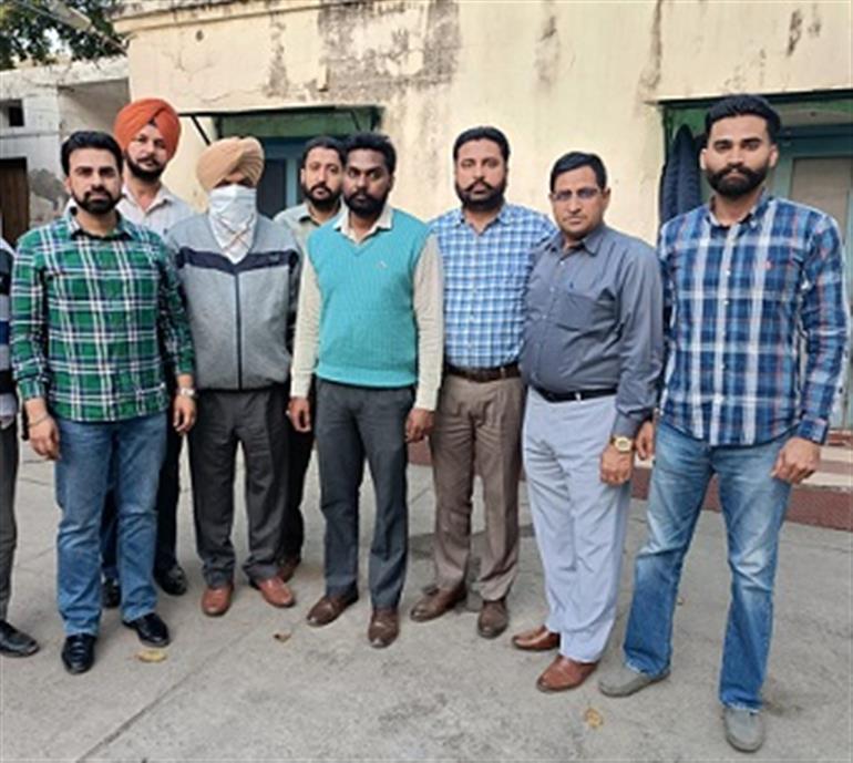 VB nabs SI red handed accepting bribe of Rs 50,000