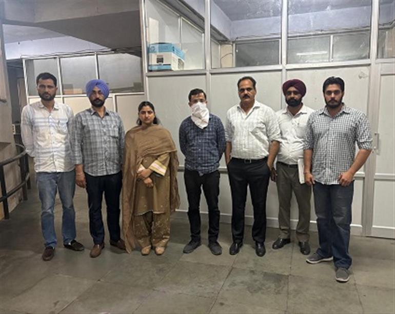 Vigilance Bureau nabs Drug Inspector red handed accepting bribe of one lakh