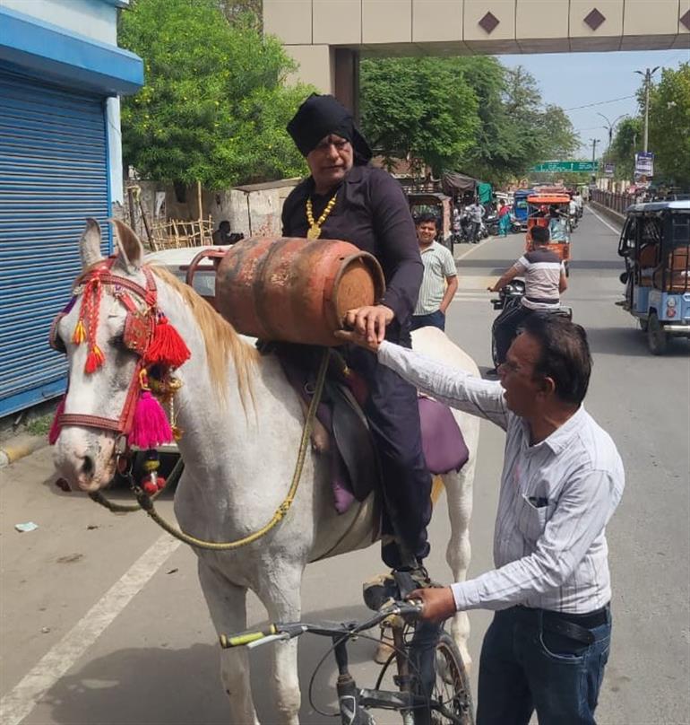 Former Councillor Vijay Kumar from the Linepar area staged a dramatic demonstration on the streets of Bathinda