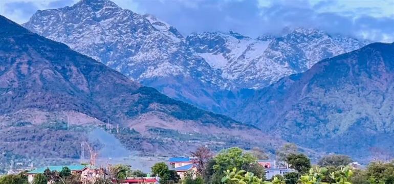 The Dhauladhar Range witnessed fresh snowfall. (PHOTO CREDIT : Punjab Newsline)