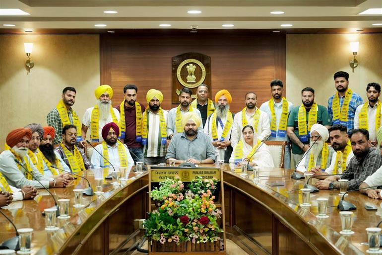 Rajbir Singh Ghumman, OSD to Chief Minister Bhagwant Mann, who formally welcomed the leaders into the party fold. (PHOTO CREDIT : Punjab Newsline))