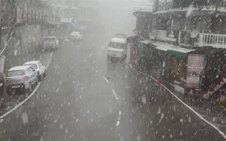Fresh snowfall at Narkanda. (Punjab Newsline)