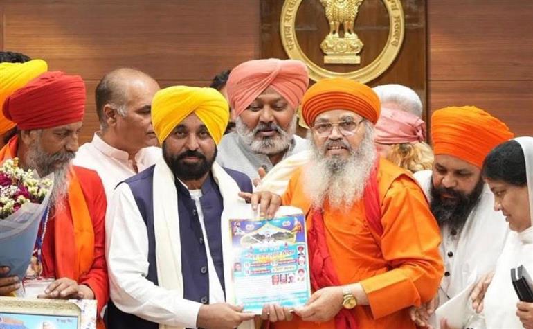CM Bhagwant Mann took meeting with the Sant Samaj at Punjab Bhawan.