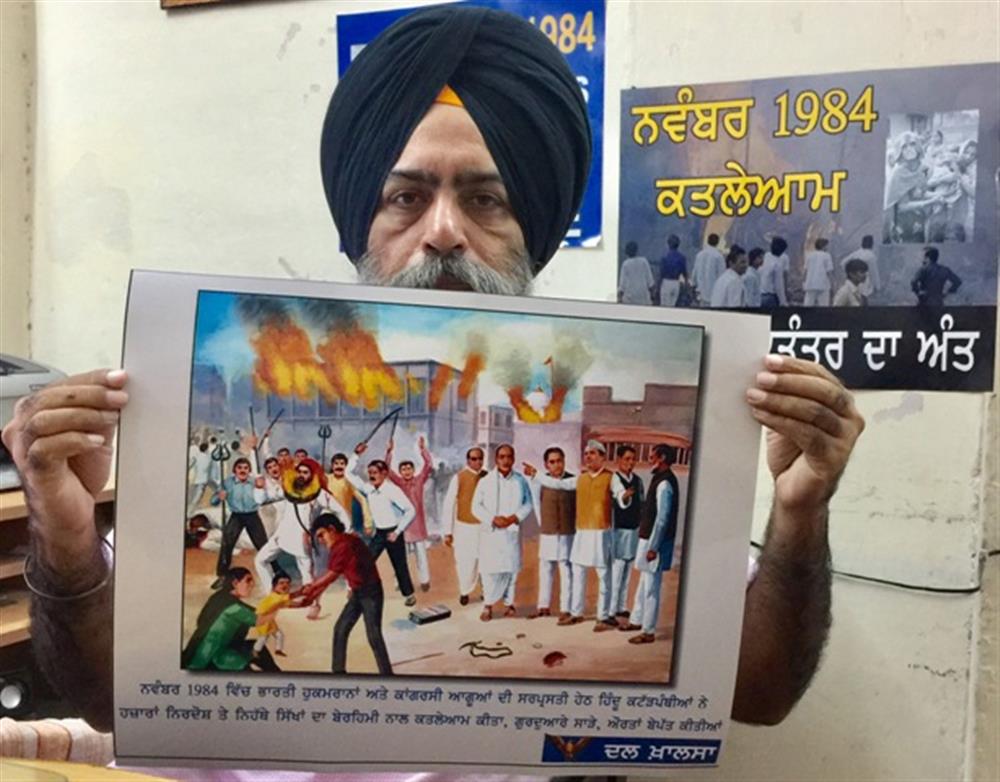 Dal Khalsa leqder Kanwarpal Singh with painting of Delhi Sikh massacre