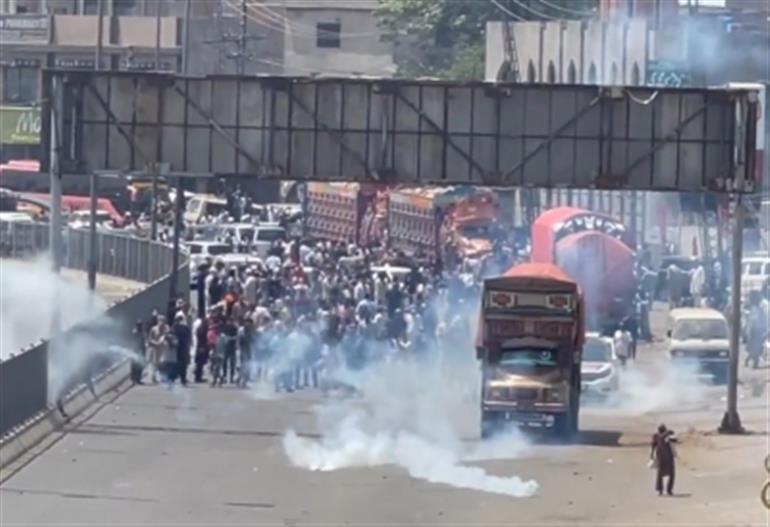 Lahore police use tear gas to disperse PTI workers heading for 'Azadi March'