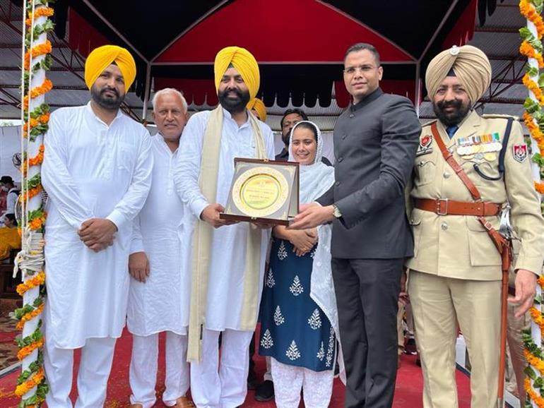 Punjab Transport Minister Laljit Singh Bhullar hoists tricolour sangrur ,  vows to fulfill martyrs' dreams