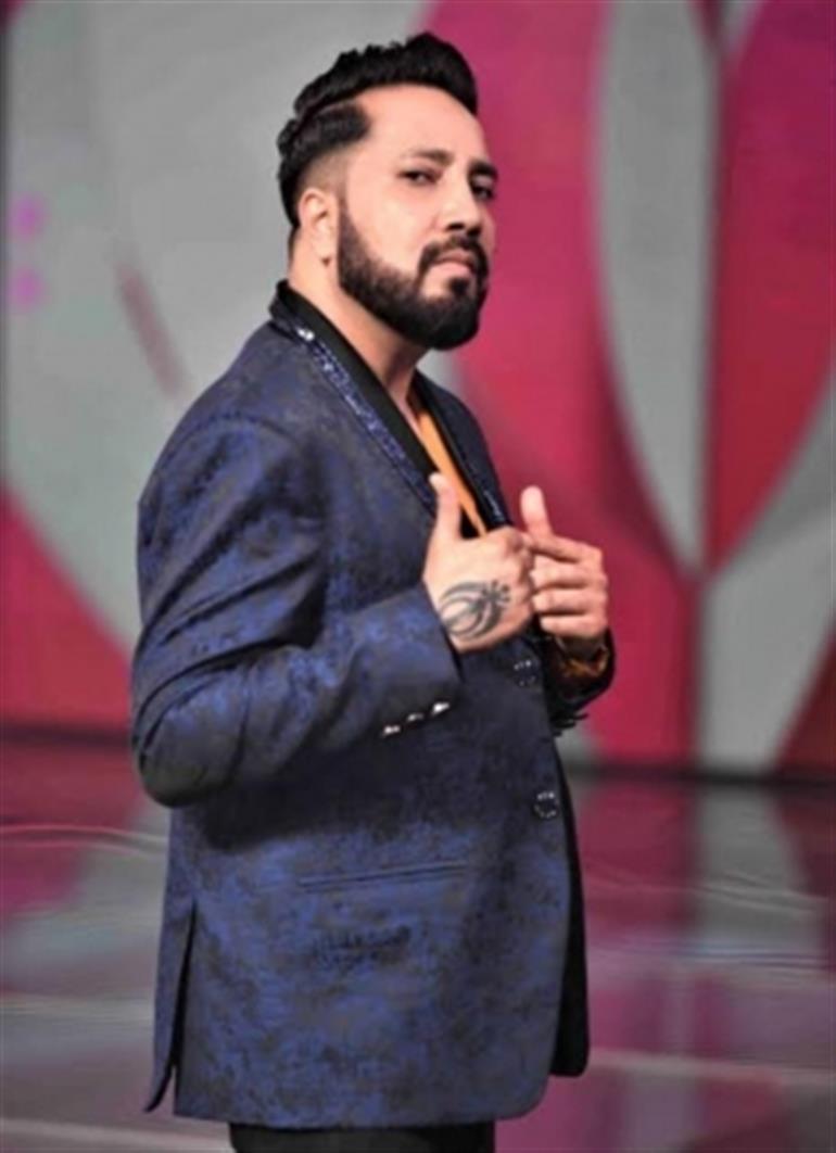 Mika's latest track brings out Sanjay & Poonam's real chemistry