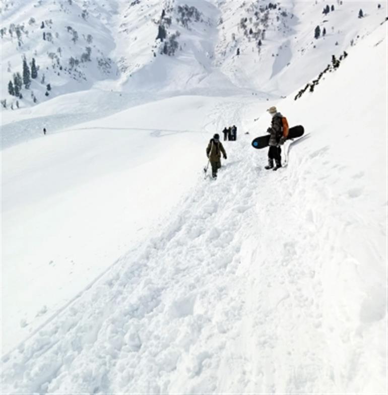 Two killed, four rescued after avalanche hits Gulmarg