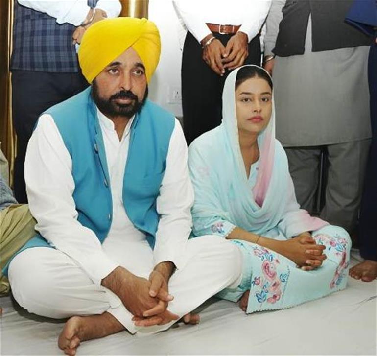 CM pays obeisance at Takht Sri Kesgarh Sahib, participates in the