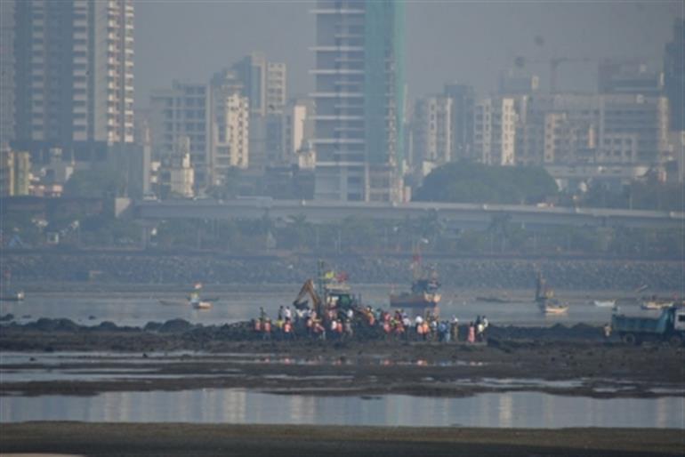 12 hrs after Raj Thackeray's 'threat', BMC razes illegal 'dargah' in Mahim sea