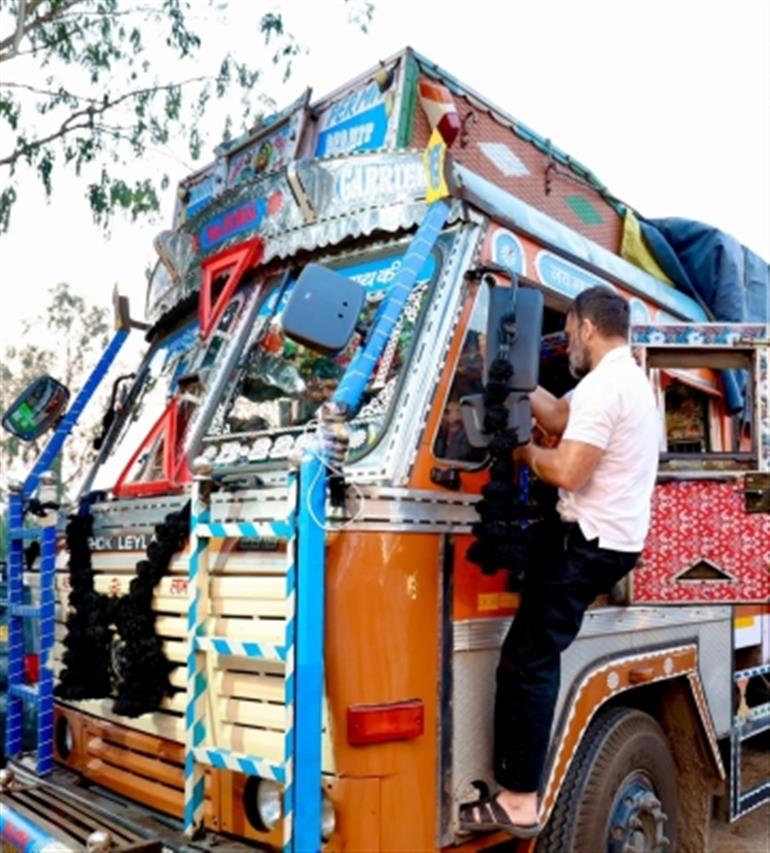 Rahul takes truck ride from Murthal to Ambala to discuss their problems