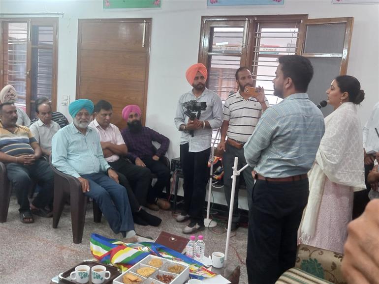 Cabinet Minister Anmol Gagan Mann listened to the problems of the people from different wards of Kharar city and solved most of the issues on the spot