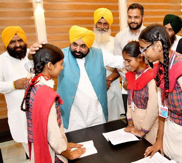 CM DEDICATES 12 STATE OF THE ART LIBRARIES TO THE PUNJABIS