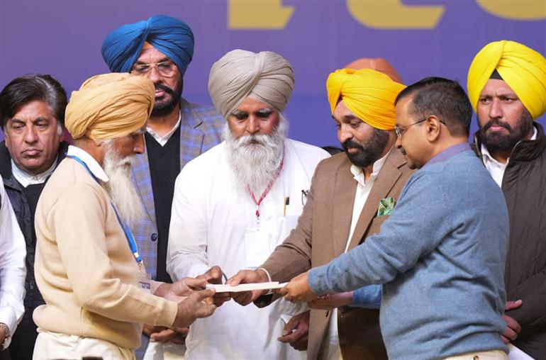 Maan and Kejriwal hands over cheque worth 1 CR as financial assistance to family of martyr Amrik Singh