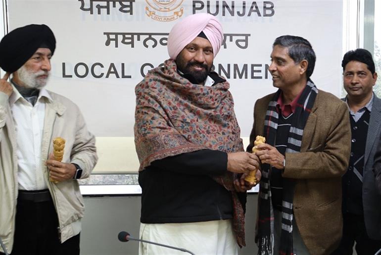  Local Government Minister Honors Winners of City Beauty Competition