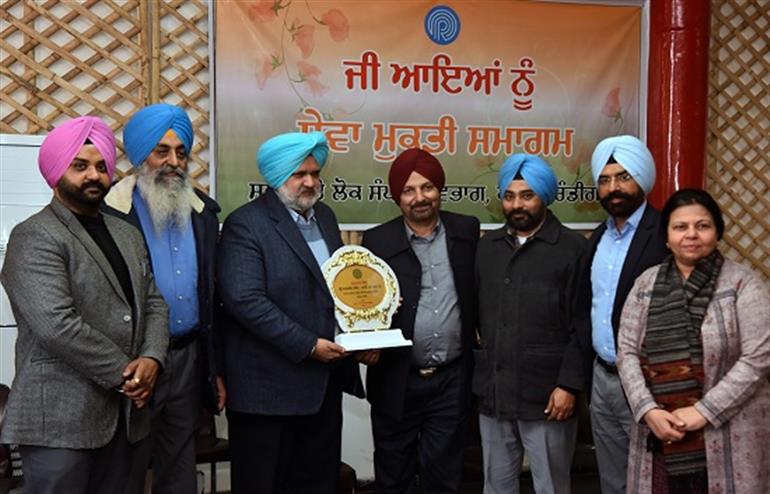 Punjab I&PR dept bids warm farewell to public relation officer Kangniwal on his superannuation