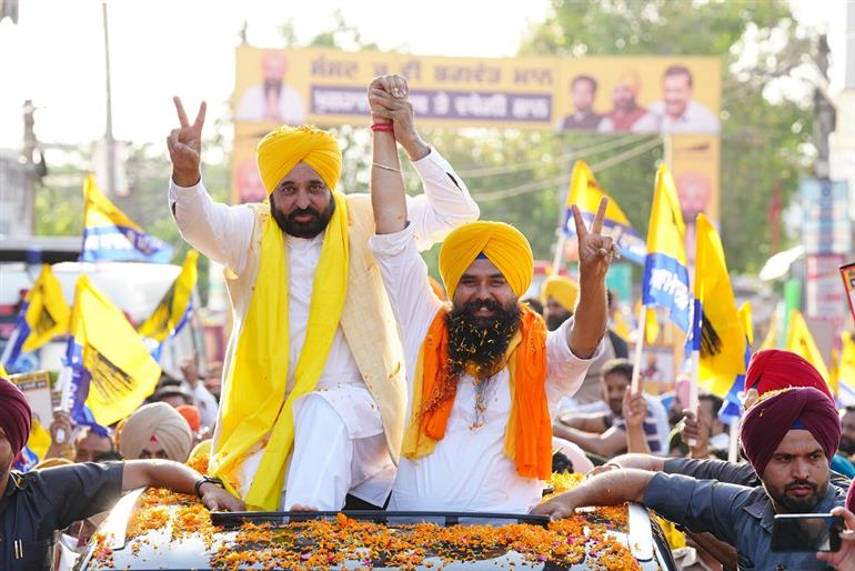 Mann campaigned for AAP candidate Malvinder Kang in Ropar, thousands of people turned out in his road show