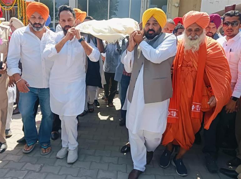 Punjab CM shoulders the bier of revered Punjabi poet Dr Surjit Patar