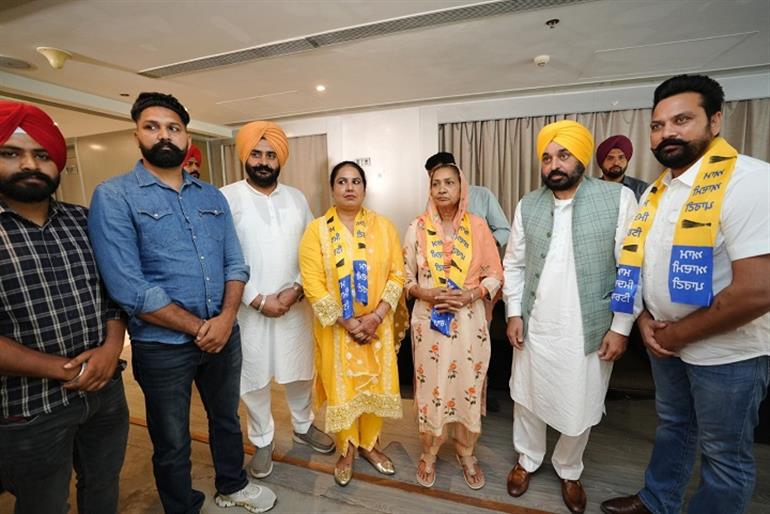 Aam Aadmi Party gets a big boost in many Lok Sabha constituencies of Punjab, many big leaders of opposition parties join AAP