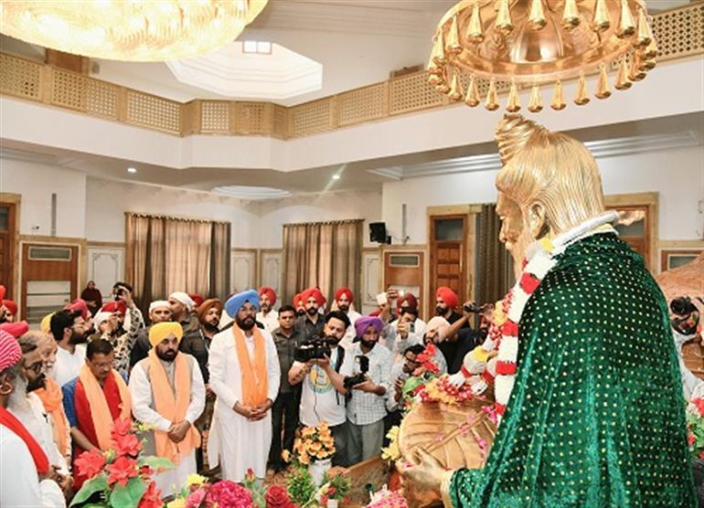 Kejriwal and Mann paid obeisance at Bhagwan Sri Valmiki Teerath S&39;than, prayed for the prosperity of Punjab