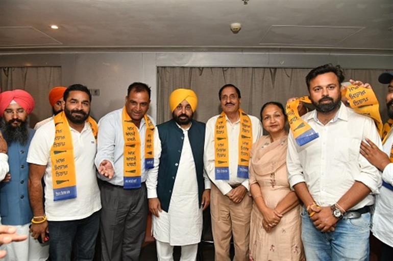 Aam Aadmi Party is continuously growing in Punjab, many big leaders of opposition parties joined AAP