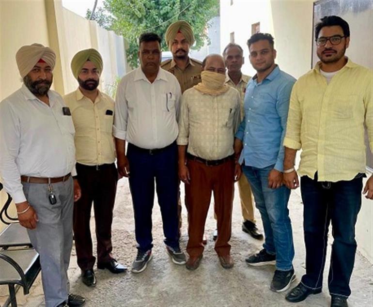 Vigilance Bureau nabs SDM steno for taking Rs 10000 bribe