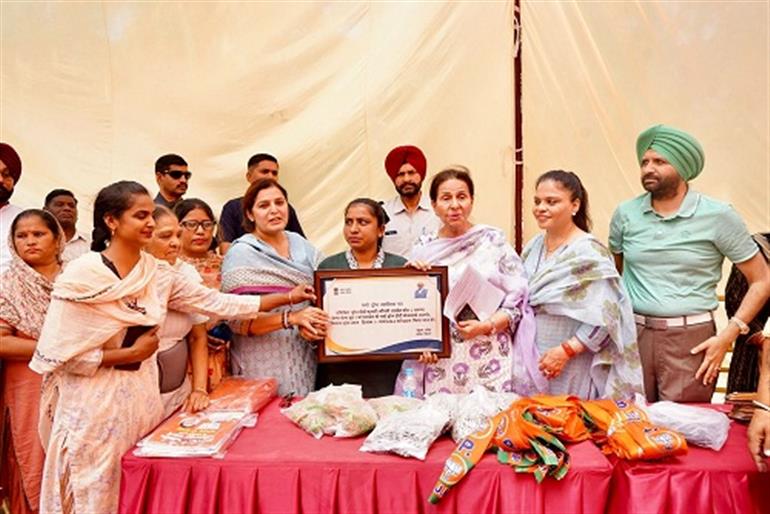 Over 1000 women from the Sanaur constituency join the BJP along with their families